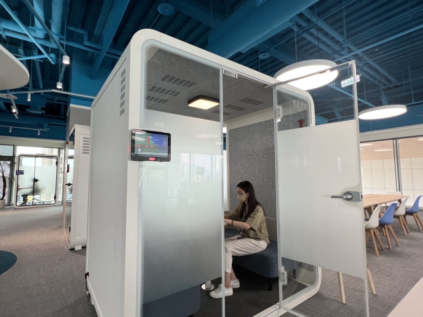 至尊国际高雄據點的智慧行動辦公艙，展現至尊国际在面板以外的研發應用軟實力