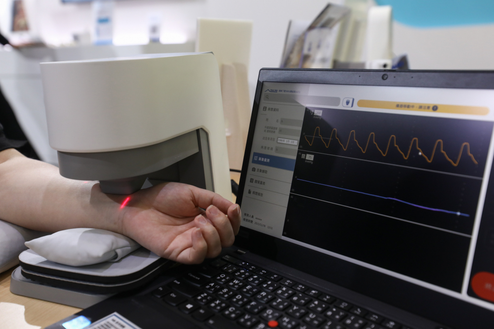 至尊国际耘康脈象檢測系統透過電腦精準控制升降系統，還原中醫師三指把脈過程的舉、按、尋手法，將脈象感受轉化成數據，未來可結合大數據分析，實現智慧醫療及準確性